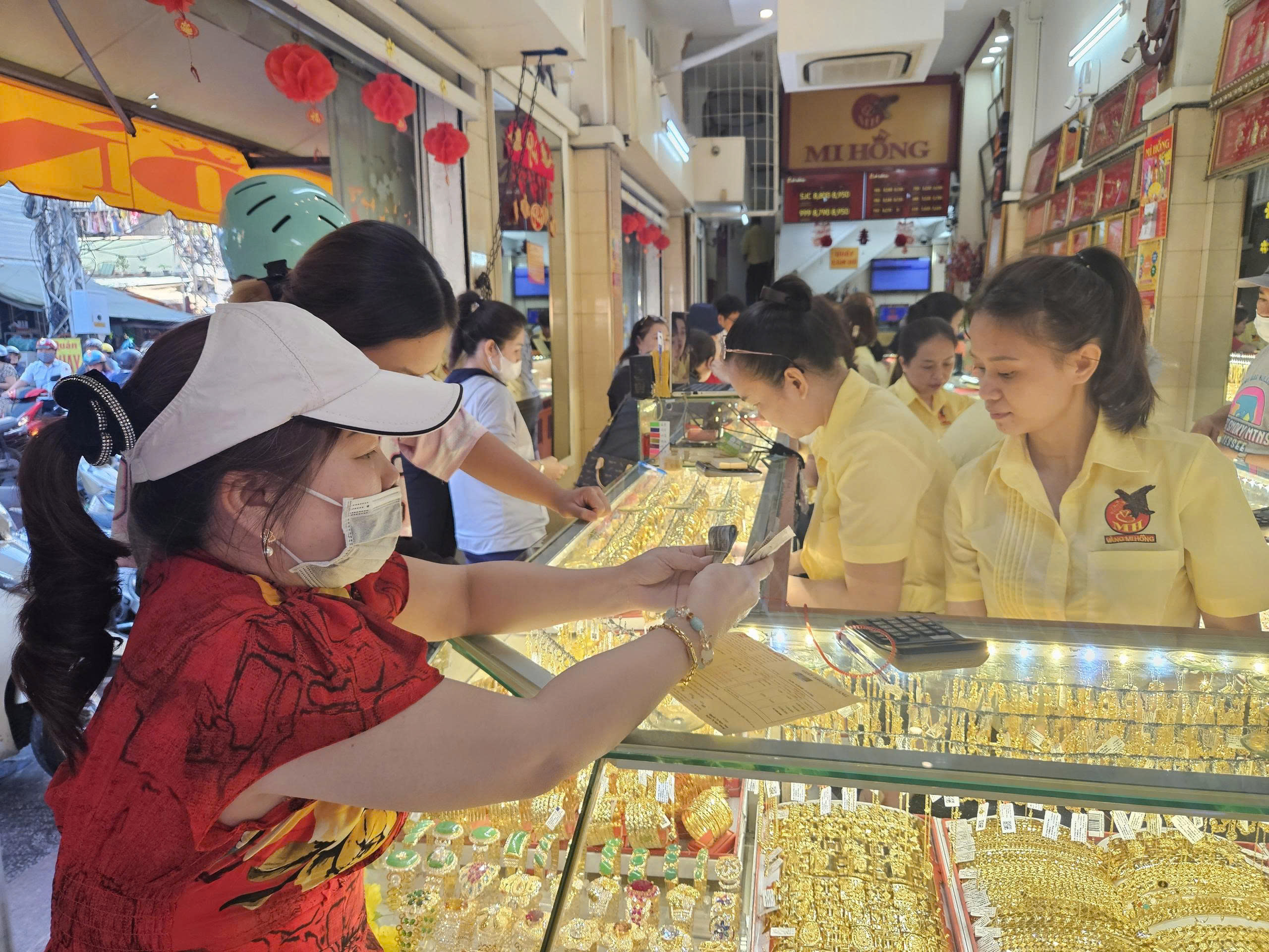 Giá vàng, bạc đồng loạt điều chỉnh giảm: Áp lực chốt lời quay lại